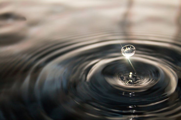 Ein Detailbild einer einzelnen, ruhigen Welle im Wasser